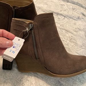 Adorable! nwt brown faux suede ankle boots with memory foam and wedge heel 7 1/2